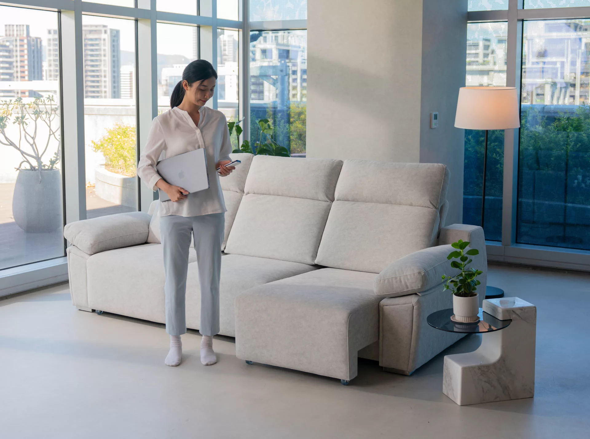 10368_Snow雪諾沙發_情境_03_站立側面