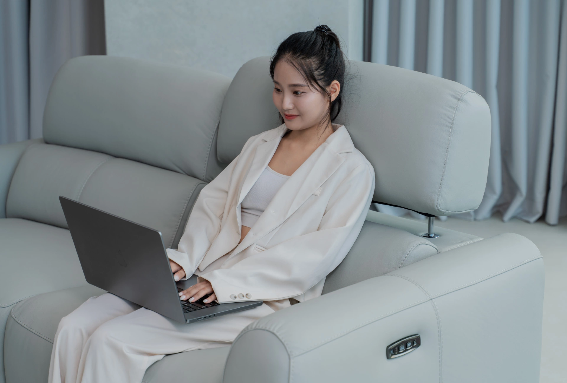 10374-Skyline天際牛皮電動沙發_情境_02_側面近照