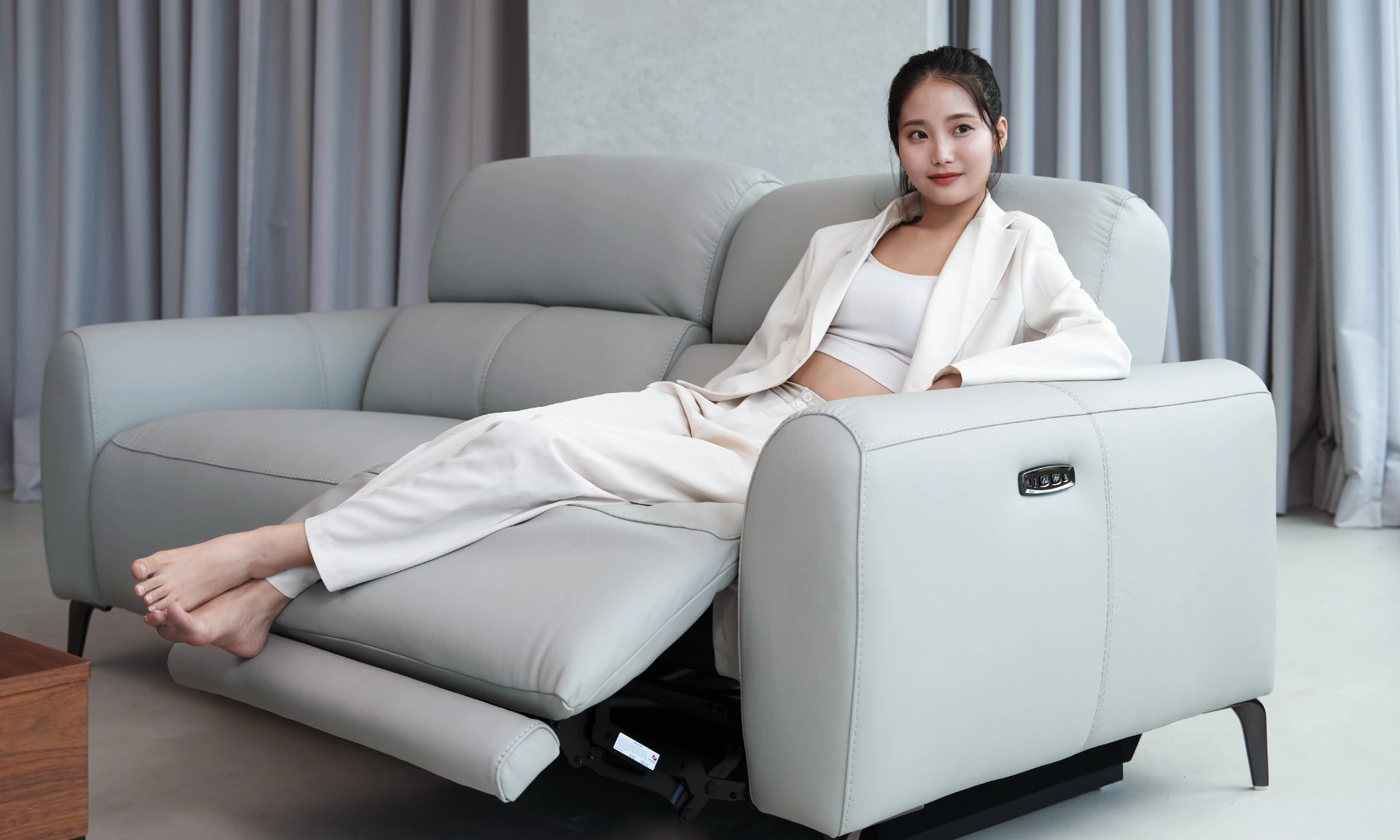 10374-Skyline天際牛皮電動沙發_情境_04_側面抬腿