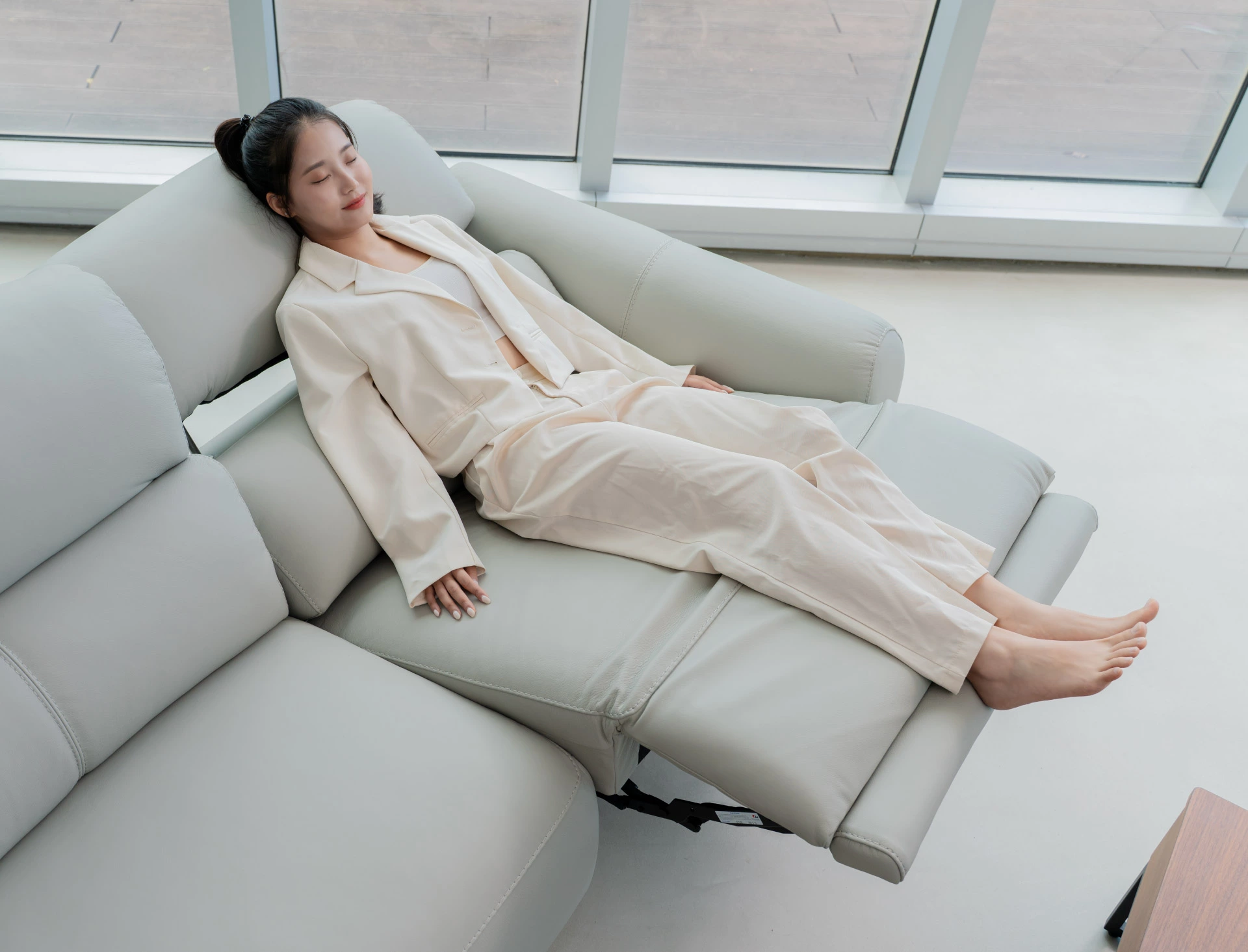 10374-Skyline天際牛皮電動沙發_情境_06_側面上方零重力