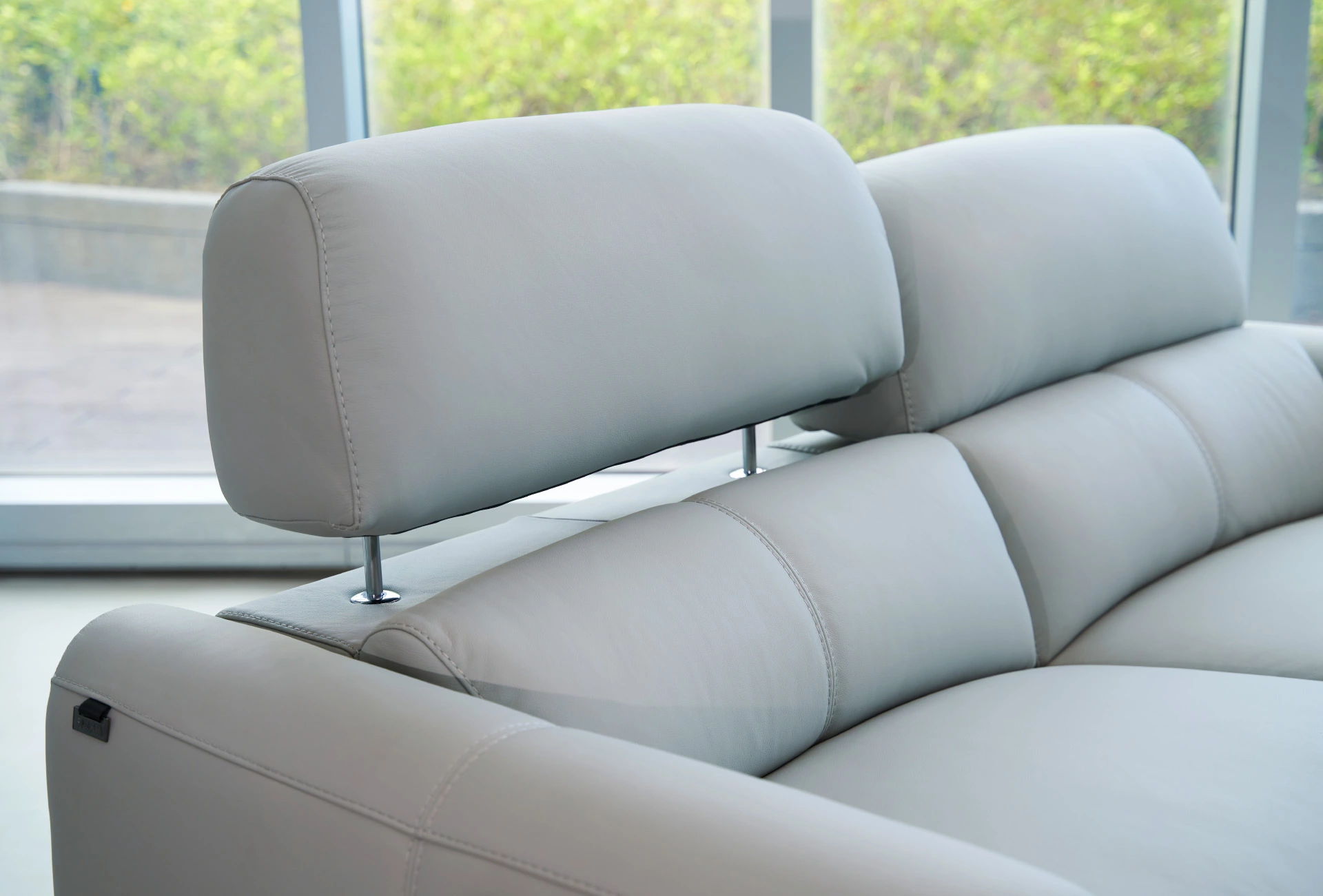 10374-Skyline天際牛皮電動沙發_情境_07_頭枕