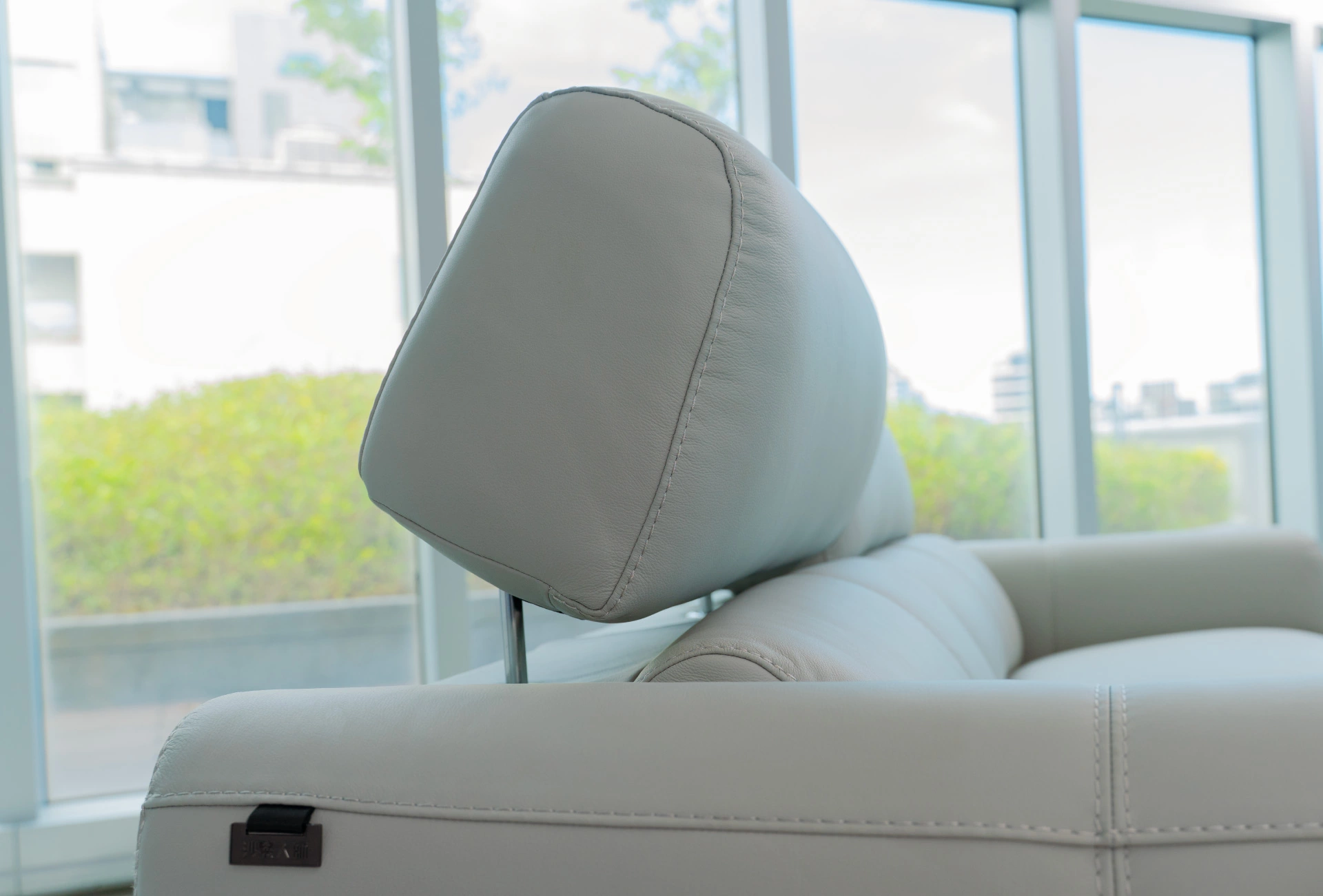 10374-Skyline天際牛皮電動沙發_情境_08_頭枕前傾