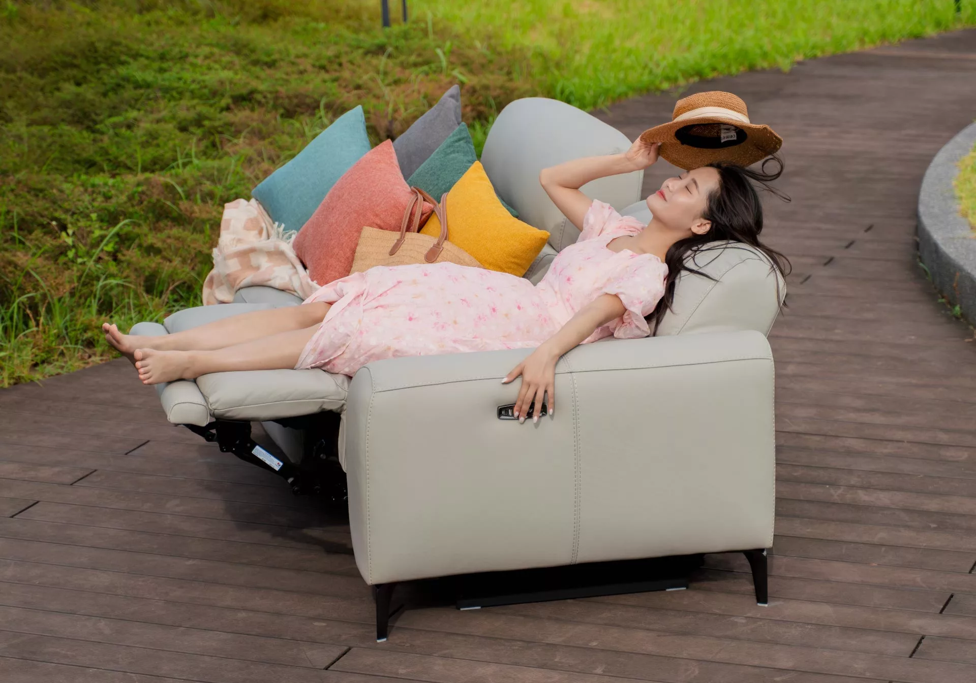 10374-Skyline天際牛皮電動沙發_情境_11_戶外側面零重力