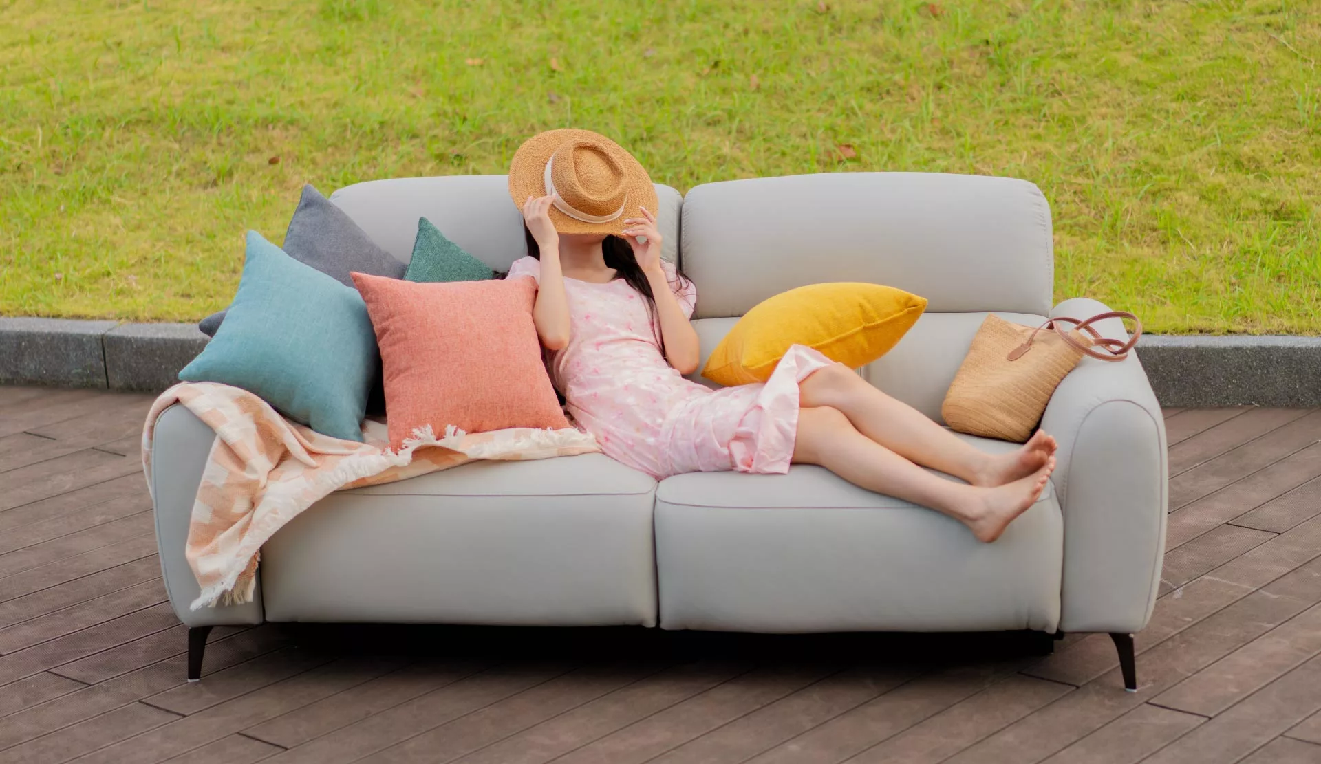 10374-Skyline天際牛皮電動沙發_情境_12_戶外正面有人