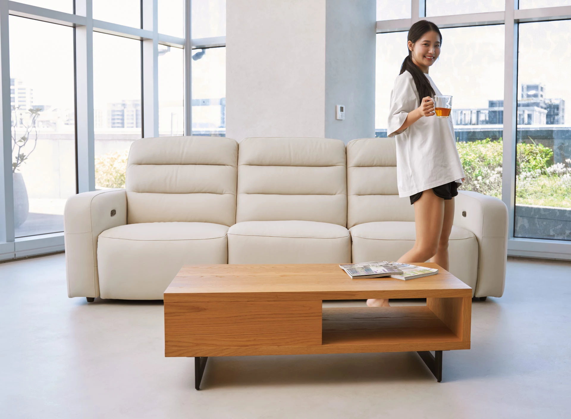 10375-Puffy饅頭全牛皮電動沙發_03_正面有桌